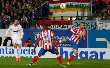 11 de abril de 2012. Partido de LaLiga entre el Atl¨¦tico de Madrid y el Real Madrid en el Vicente Calder¨®n (1-4). Cristiano Ronaldo marc¨® el 1-2.