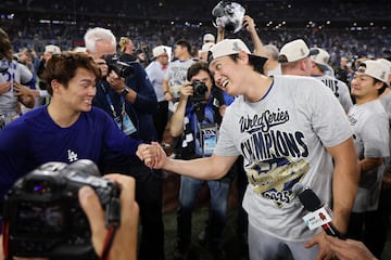 Roki Sasaki (MVP de la Serie Mundial) y Shohei Ohtani se felicitan tras ser bicampeones con los Dodgers.