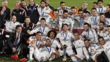 FELICIDAD. Los madridistas, posando ayer con el t&iacute;tulo mundial.
 