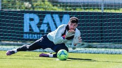 El portero argentino Mat&iacute;as Dituro realiza una parada durante un entranamiento del Celta.