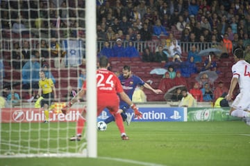 1-0. Dimitris Nikolaou marcó el primer gol del Barcelona en propia puerta tras un pase de Messi.
