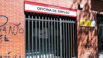 Rejas en las puertas de una Oficina de Empleo cerrada el día en el que, según datos del Ministerio de Trabajo y Economía Social publicados este jueves, el número de parados registrados en las oficinas de los servicios públicos de empleo (antiguo Inem) se disparó en 302.365 desempleados en marzo (+9,3%), su mayor repunte en cualquier mes de toda la serie histórica, debido a la crisis originada por el coronavirus. En Madrid (España), a 2 de abril de 2020.
02 ABRIL 2020;COVID-19;CORONAVIRUS;PANDEMIA;CRISIS;ENFERMEDAD;ESTADO DE ALARMA;INEM
Jesús Hellín / Europa Press
02/04/2020