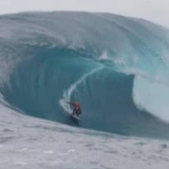 Laura Macaulay, la primera mujer que surfea la temida ola The Right