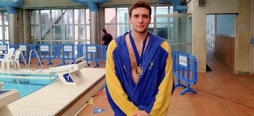 De 22 años y portero del CN Terrassa, había tomado una dura decisión: dejar el waterpolo a final de temporada para dedicarse en cuerpo y alma a la Medicina. Ahora, al suspender sus prácticas en el Hospital Clínic de Barcelona, espera la llamada para entrar a ayudar en tareas sanitarias: “Rellené los formularios y el Colegio de Médicos de Barcelona nos buscará tareas a realizar. Tengo muchas ganas de apoyar en lo que sea”.