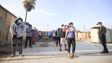 12 May 2020, Peru, Cantagallo: Members of the indigenous Shipibo-Konibo community line up before getting tested for coronavirus. Photo: Juan Carlos Guzman/Agentur Andina/dpa
12/05/2020 ONLY FOR USE IN SPAIN