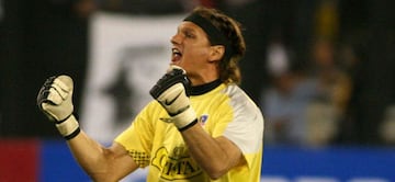 Los puños apretados de Cejas, en señal de triunfo, en la Copa Sudamericana 2006.