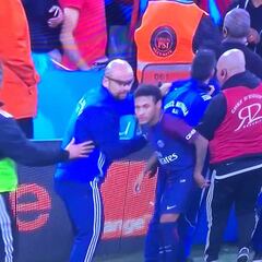 La policía protege a Neymar para que pueda sacar un córner