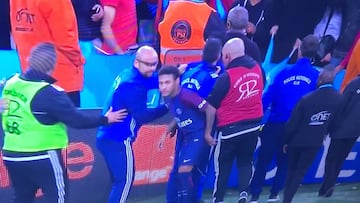 Neymar protegido por la policía.