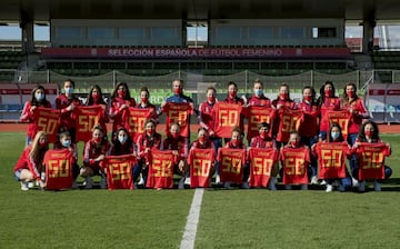 Las jugadoras de la Selección rindieron un bonito homenaje a sus pioneras después de que se cumplieran 50 años del primer partido amistoso de la historia de La Roja femenina. España, liderada por la mítica Conchi ‘Amancio’ empató a tres ante Portugal en un partido celebrado en La Condomina, Murcia.