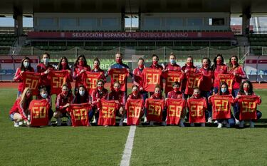 Las jugadoras de la Selección rindieron un bonito homenaje a sus pioneras después de que se cumplieran 50 años del primer partido amistoso de la historia de La Roja femenina. España, liderada por la mítica Conchi ‘Amancio’ empató a tres ante Portugal en un partido celebrado en La Condomina, Murcia.