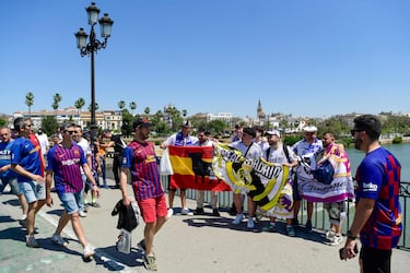 Aficionados del Barcelona y del Real Madrid disfrutan por las calles de Sevilla de las horas previas a la final de Copa. 