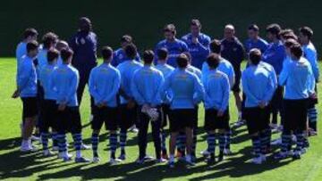 <b>TOCARÁ TERAPIA. </b>Pochettino reunió brevemente a sus jugadores en el centro del campo de Cornellà-El Prat, ayer por la mañana.