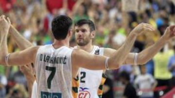 Los hermanos Lavrinovic, Darjus y Ksistof, se abrazan para celebrar el pase a cuartos de final de Lituania.