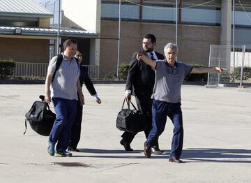 Ángel María Villar y su hijo Gorka saliendo de la prisión de Soto del Real.
