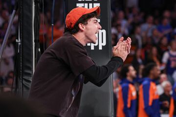 Timothe Chalamet, actor francoestadounidense, en las gradas del Madison Square Garden para presenciar el cuarto partido de la eliminatoria de Playoffs entre los Boston Celtics y los New York Knicks.