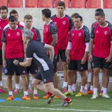 Los jugadores del Sevilla durante el entrenamiento de ayer en el estadio Sánchez Pizjuán.