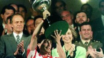 <b>GRAN FUTRE. </b>Paulo Futre, con la Copa del año 92, en presencia de los Reyes de España.