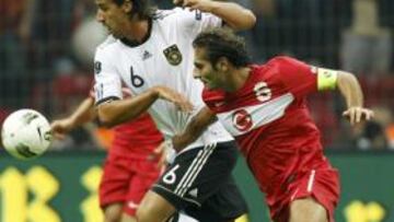 <b>DUELO MADRIDISTA. </b>Khedira y Altintop, los dos jugadores del Madrid, pugnan por un balón.