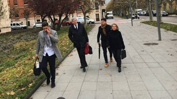 Dos de los acusados llegando al tribunal.