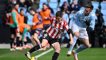 Mingueza le disputa el balón a Ruiz de Galarreta.