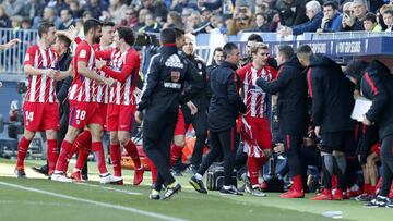 Los futbolistas del Atlético celebran el 0-1 en Málaga. Ahora están a 7 del Barcelona.