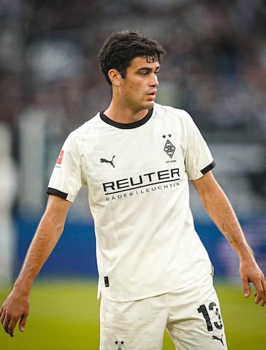 Malik Tillman golpea a Gio Reyna en el Leverkusen-Mönchengladbach