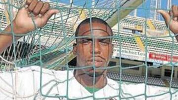 <b>MOTIVADO. </b>Noel Williams, ayer, posa en una de las porterías donde piensa marcar muchos goles esta temporada.