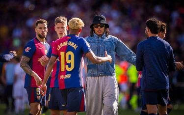 Jules Koundé saluda a Lamine Yamal tras el final del encuentro.