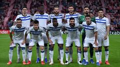 Los jugadores del Deportivo Alav&eacute;s posan antes del partido ante el Athletic Club.