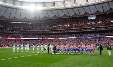 Los jugadores del Atltico de Madrid y del Celta de Vigo se saludan antes del inicio del encuentro. 