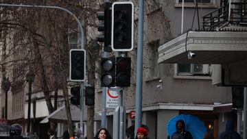 Santiago 2 de agosto 2024.
Semaforos apagados en el barrio bellas artes durante las precipitaciones en la region metropolitana.
Dragomir Yankovic/Aton Chile