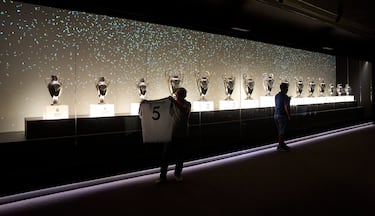 Una de las grandes salas del Bernabéu, y qué sala. Las 15 Champions iluminan un corrillo bañado en la oscuridad. De la 1ª en 1956 contra el Stade de Reims en París hasta la 15ª de Londres contra el Borussia Dortmund en 2024. Están todas. En los últimos diez años, Florentino Pérez ha tenido problemas con esa parte del Museo, porque sí, la ha tenido que ampliar unas seis veces, ni más, ni menos. Ahora, la 15ª hace un perfecto equilibrio entre las otras 14. 