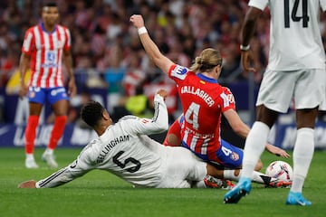 MADRID, 29/09/2024.- El centrocampista del Atlético  conor Gallagher (d) cae ante Jude Bellingham, del Real Madrid, durante el partido de la LaLiga EA Sports que Atlético de Madrid y Real Madrid disputan este domingo en el estadio Civitas Metropolitano. EFE/JJ Guillén
