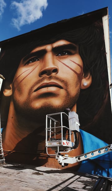 El artista callejero napolitano Jorit Agoch ha creado su nuevo mural en Quarto, un municipio italiano localizado en la Ciudad metropolitana de Nápoles, en el que se puede ver el rostro del Diego Armando Maradona.