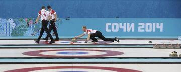 El skip canadiense Brad Jacobs entra en acción en los JJOO de Sochi (2014).