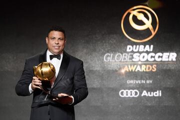 El presidente del Valladolid y ex-jugador Ronaldo Luis Nazario de Lima con el trofeo Premio a la Carrera Deportiva.