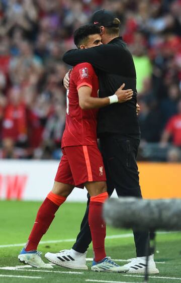 Luis Díaz salió campeón de la FA Cup con Liverpool que venció 6-5 al Chelsea en los lanzamientos desde el punto penal.