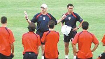 <b>APRENDIENDO LA LECCIÓN. </b>Bianchi habla con sus futbolistas para transmitirles su espíritu ganador. El argentino quiere que su equipo juegue al ataque para llegar a Europa.