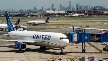 FILE PHOTO: The One World trace Center and the New York skyline are seen while United Airlines planes use the tarmac at Newark Liberty International Airport in Newark, New Jersey, U.S., May 12, 2023. REUTERS/Eduardo Munoz/File Photo/File Photo