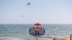 Kitesurfista participando en el Red Bull King Of The Air.