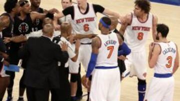 DeAndre Jordan, a la izquierda, se encara con Robin Lopez, a la derecha, despu&eacute;s de que el jugador de los Knicks golpeara en el labio a Chris Paul.