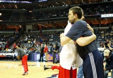 Pau Gasol y Marc se abrazan ante del partido.