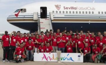 El entrenador del Sevilla, Unai Emery, el capitán Fernando Navarro y el presidente del club, José Castro, junto al resto de la plantilla, descienden del avión con la copa de la Liga Europa a su llegada esta tarde al aeropuerto san Pablo de Sevilla tras vencer anoche al Dnipro durante la Final de la Liga Europa celebrada en el Estadio Nacional de Varsovia.