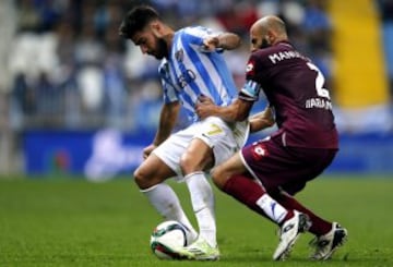 El jugador del Málaga Samuel García (i) protege el balón ante Manuel Pablo, del Deportivo de La Coruña, durante el partido de vuelta de los dieciseisavos de final de la Copa del Rey que disputan esta noche en el estadio de La Rosaleda, en Málaga.