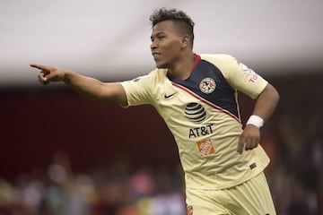 Roger Martínez celebrando su doblete en el partido América 3-1 Necaxa de la jornada 5 del Clausura 2019 de la Copa MX en el Estadio Azteca.