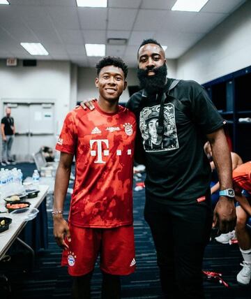 También es admirador de la NBA y no dejó pasar la oportunidad de tomarse una foto del recuerdo con James Harden.