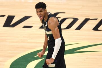 Los Milwaukee Bucks han conseguido ganar el campeonato de la NBA tras vencer a los Phoenix Suns de Booker y Paul 4-2 en el resultado global con un legendario Giannis Antetokounmpo. 50 puntos, 14 rebotes, 2 asistencias, 5 tapones, un 15/26 en tiros, un 1/3