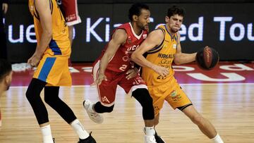 GRAF8707. MURCIA, 26/05/2019.- El alero de Herbalife Gran Canaria Oriol Paulí (d) defiende la posición ante el alero dominicano de UCAM Murcia Sadiel Rojas (c), hoy durante el partido de la trigésimo cuarta jornada de la Liga Endesa que están disputando en el Palacio de los deportes de Murcia. EFE/Marcial Guillén