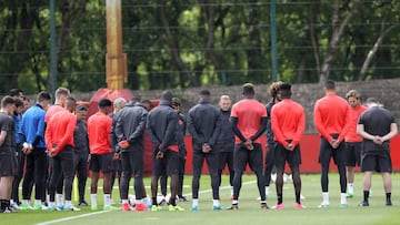 United hold minute silence for Manchester victims