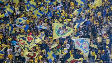 MEX9799. CIUADAD DE MÉXICO (MÉXICO), 29/11/2025.- Hinchas de América animan este sábado, previo a un partido de la Liga MX entre América y Monterrey en el estadio Ciudad de los Deportes, en Ciudad de México (México). EFE/ Isaac Esquivel